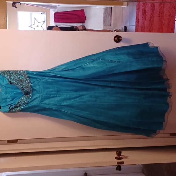 DALIA, BEAUTIFUL CINDERELLA TYPE DRESS, LOTS OF BEADING, LOTS OF LAYERING. - Picture 5 of 12